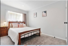 Room B - 14mins Driving to Airport&CBD